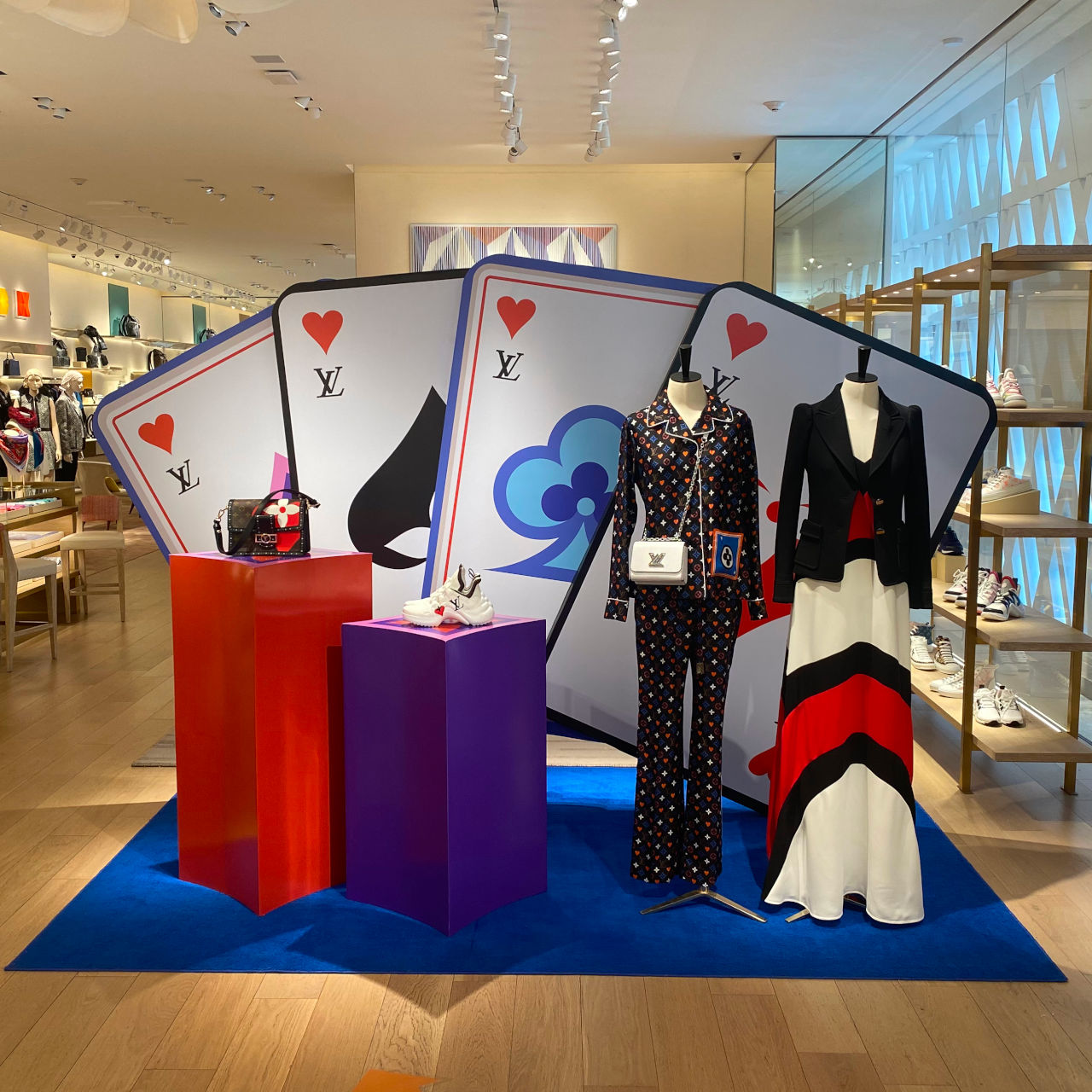 Somos la empresa que produce los aparadores para marcas como Louis Vuitton, Dolce & Gabbana, Cartier, Mont BLanc