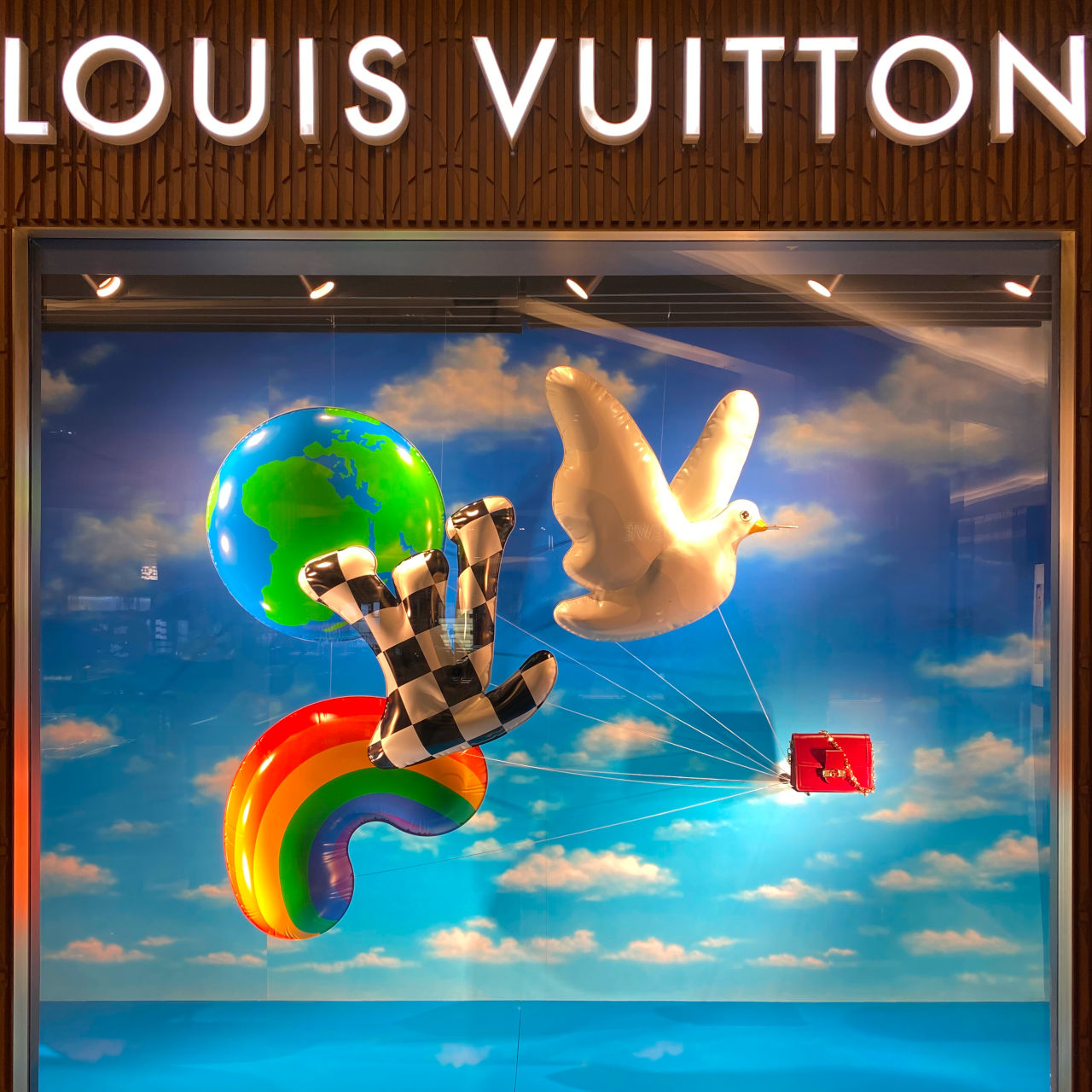 Somos la empresa que produce los aparadores para marcas como Louis Vuitton, Dolce & Gabbana, Cartier, Mont BLanc