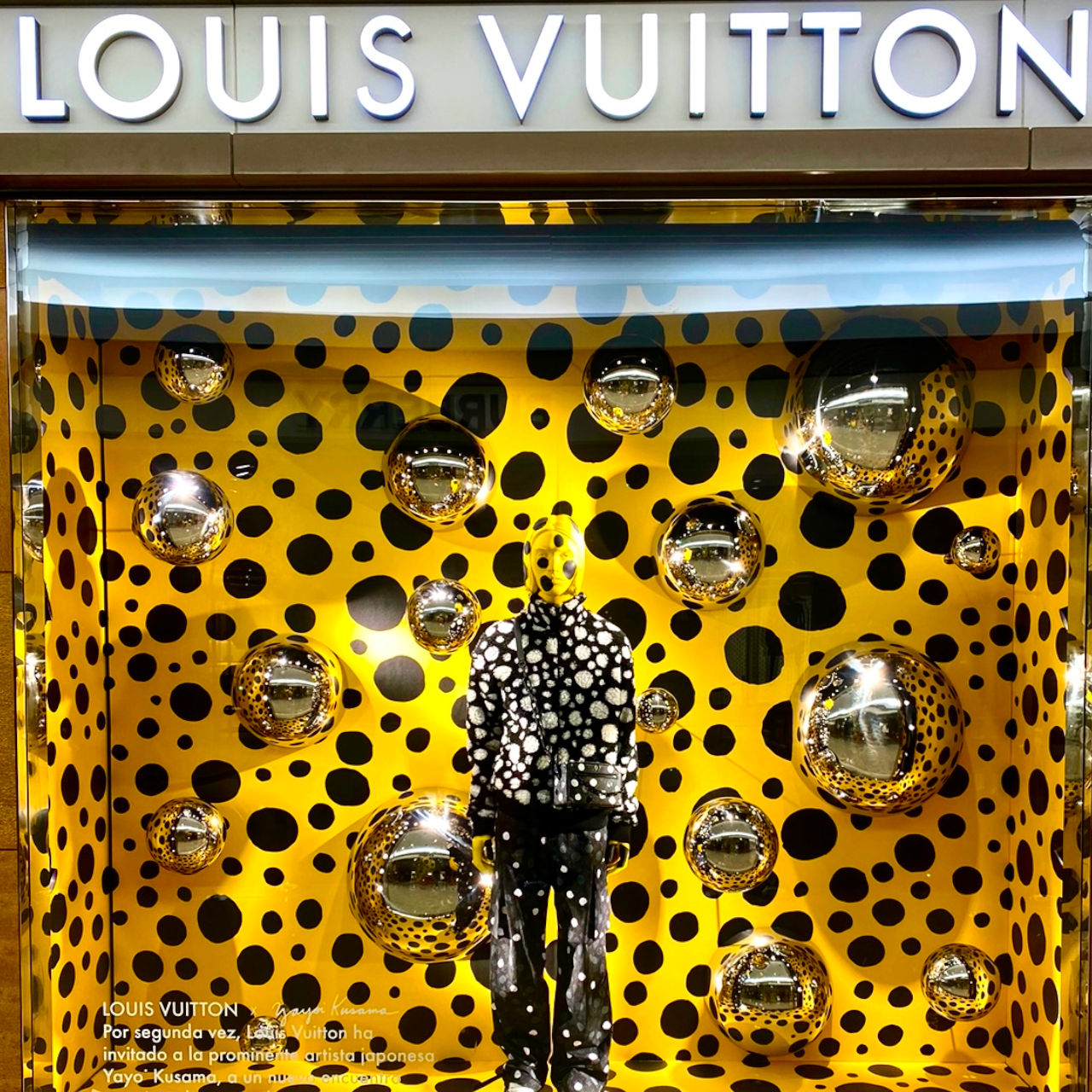 Somos la empresa que produce los aparadores para marcas como Louis Vuitton, Dolce & Gabbana, Cartier, Mont BLanc