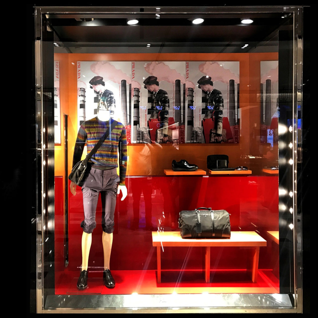 Somos la empresa que produce los aparadores para marcas como Louis Vuitton, Dolce & Gabbana, Cartier, Mont BLanc